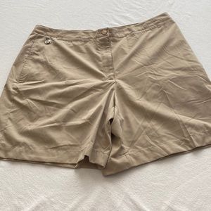 Liz Golf Shorts Size 16 Khaki with cute ball marker on Front